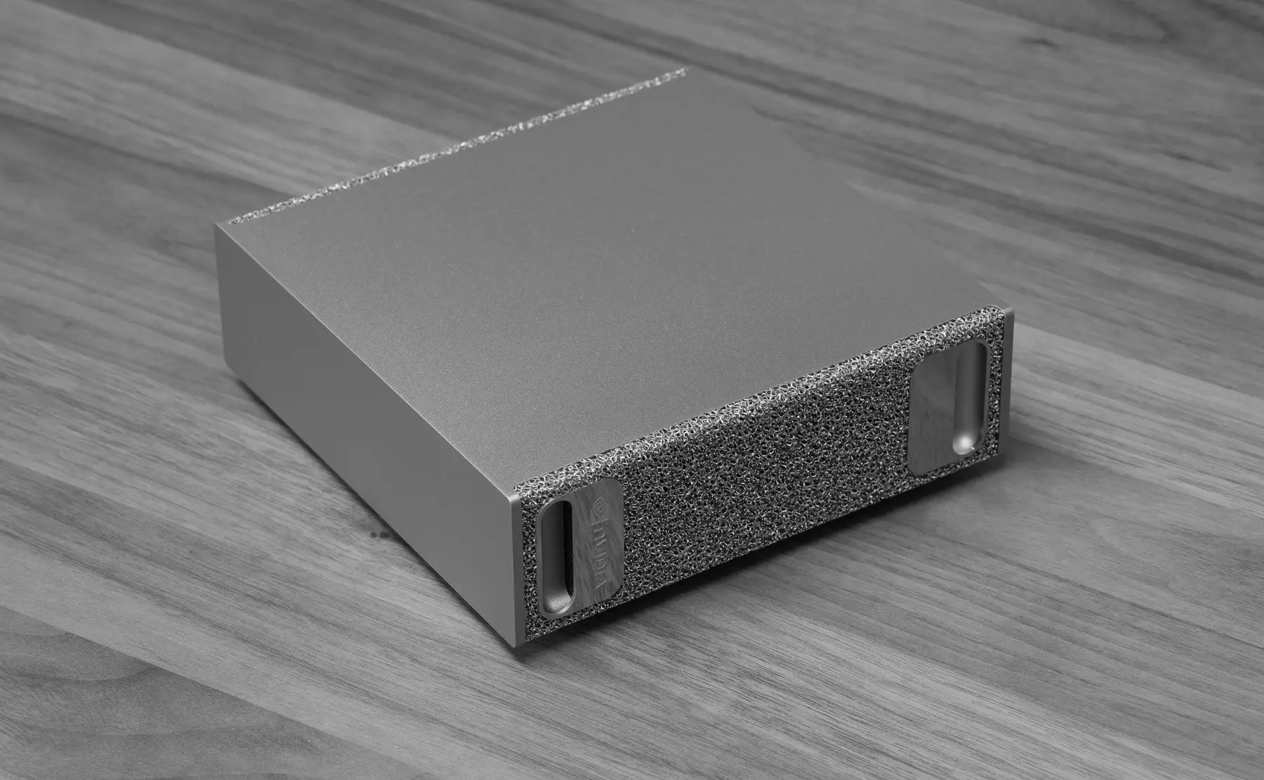 机の上に置かれた NVIDIA DGX Spark